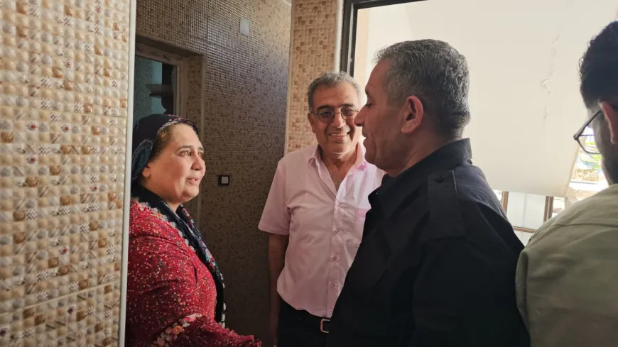 نائب قائد قوى الأمن الداخلي في الحسكة يزور عدداً من الأسر الكردية في الرقة
