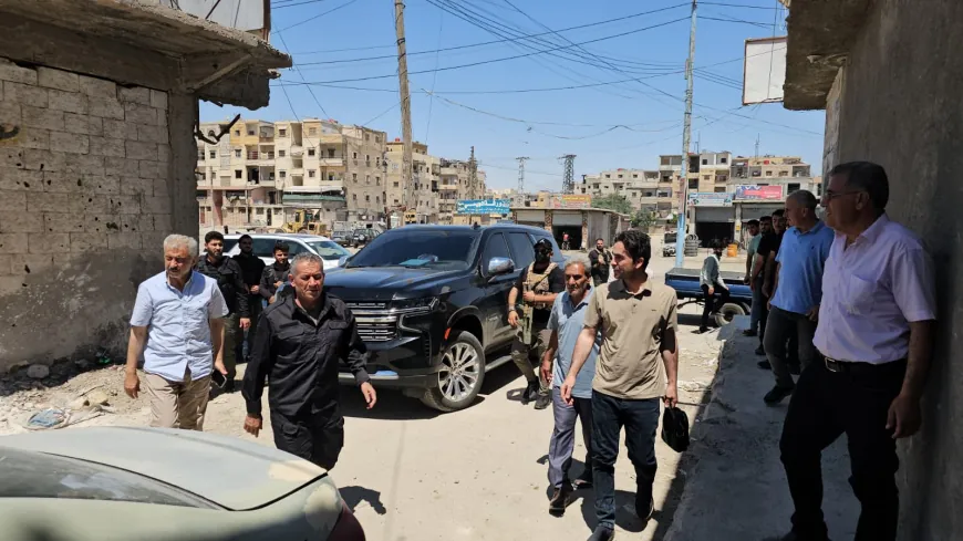 نائب قائد قوى الأمن الداخلي في الحسكة يزور عدداً من الأسر الكردية في الرقة
