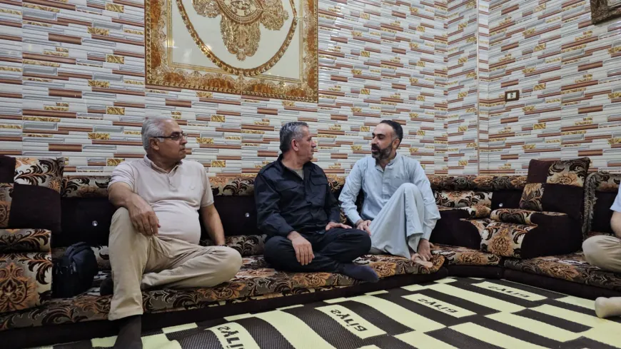 نائب قائد قوى الأمن الداخلي في الحسكة يزور عدداً من الأسر الكردية في الرقة