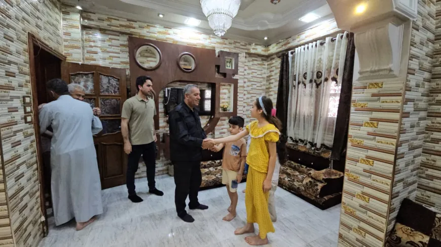 نائب قائد قوى الأمن الداخلي في الحسكة يزور عدداً من الأسر الكردية في الرقة