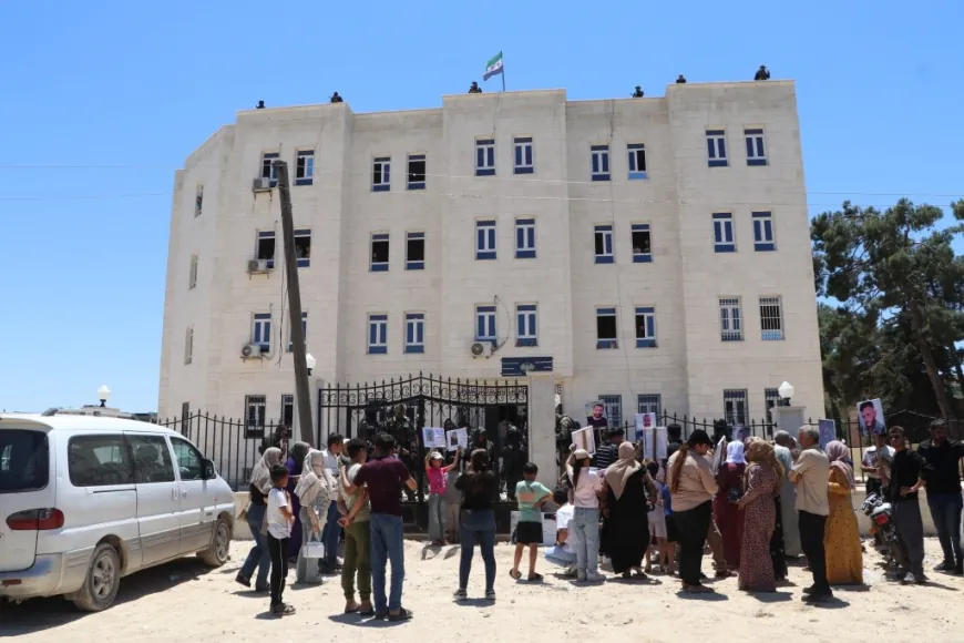 وقفة احتجاجية لعائلات الأسرى في كوباني للمطالبة بالإفراج عن أبنائهم وكشف مصيرهم
