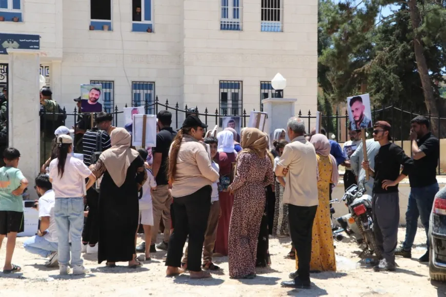 وقفة احتجاجية لعائلات الأسرى في كوباني للمطالبة بالإفراج عن أبنائهم وكشف مصيرهم