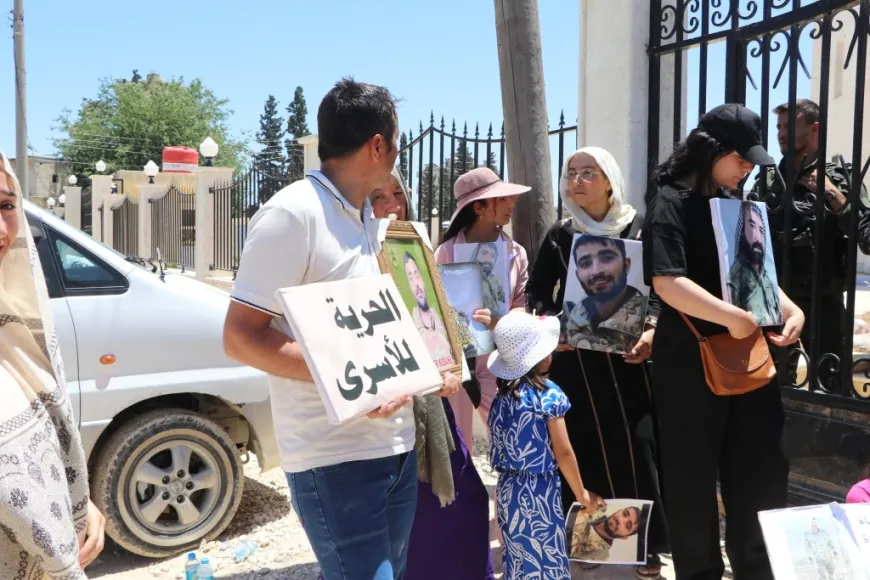 وقفة احتجاجية لعائلات الأسرى في كوباني للمطالبة بالإفراج عن أبنائهم وكشف مصيرهم