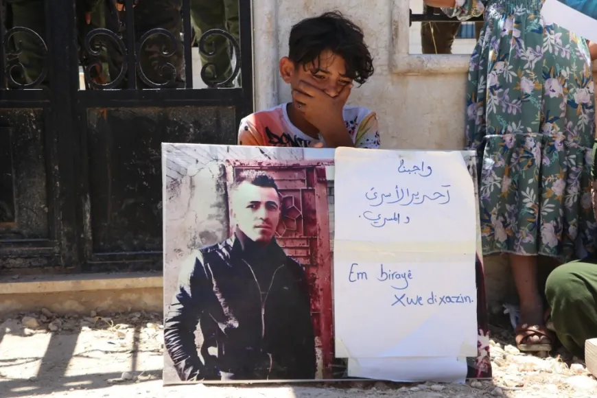 وقفة احتجاجية لعائلات الأسرى في كوباني للمطالبة بالإفراج عن أبنائهم وكشف مصيرهم