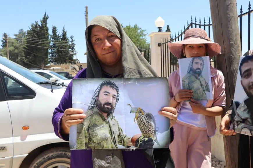 وقفة احتجاجية لعائلات الأسرى في كوباني للمطالبة بالإفراج عن أبنائهم وكشف مصيرهم