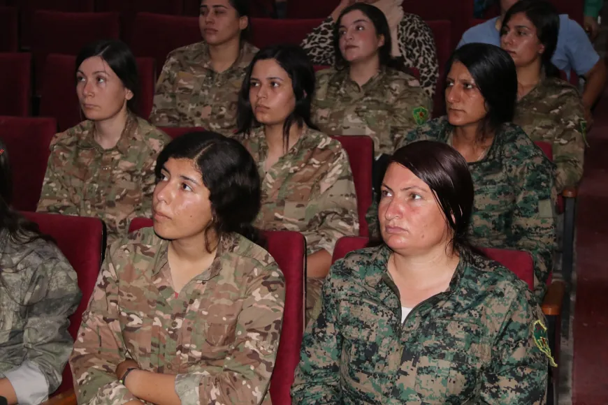 هلالا زيرين تنظم فعاليات فنية في قامشلو دعماً لوحدات حماية المرأة