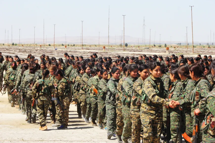 وحدات حماية المرأة (YPJ) تمثل النساء المقاتلات
