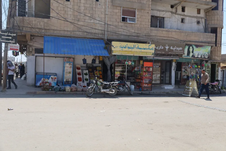 ارتفاع الدولار وثبات الأجور يزيدان الضغوط المعيشية على الأسر