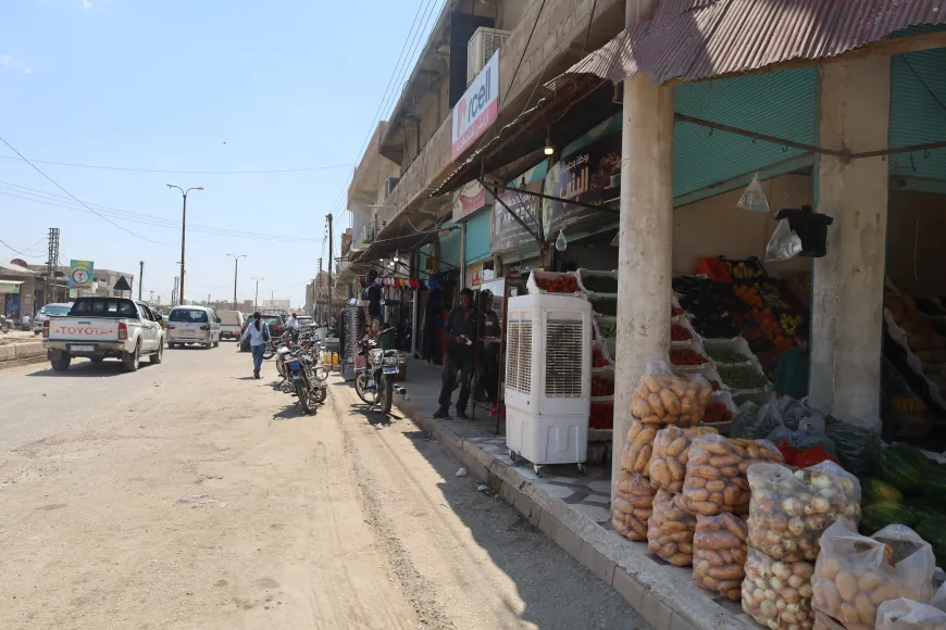 ارتفاع الدولار وثبات الأجور يزيدان الضغوط المعيشية على الأسر