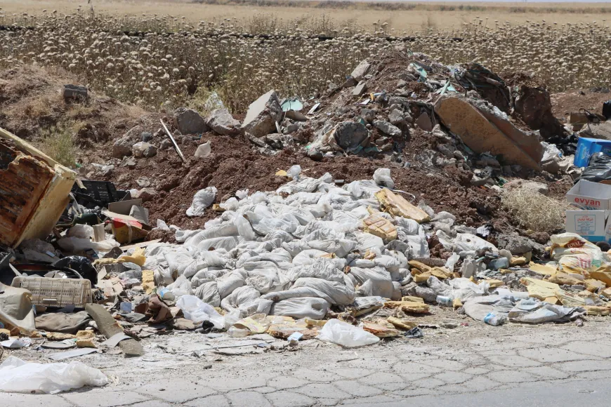 بلدية الشعب في قامشلو تزيل النفايات من الحزام الجنوبي بعد شكاوى الأهالي