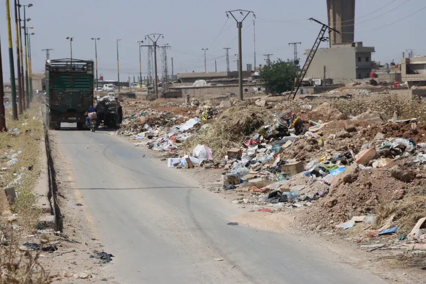 بلدية الشعب في قامشلو تزيل النفايات من الحزام الجنوبي بعد شكاوى الأهالي