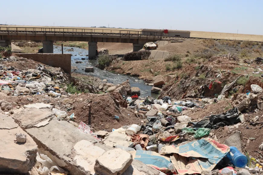 بلدية الشعب في قامشلو تزيل النفايات من الحزام الجنوبي بعد شكاوى الأهالي