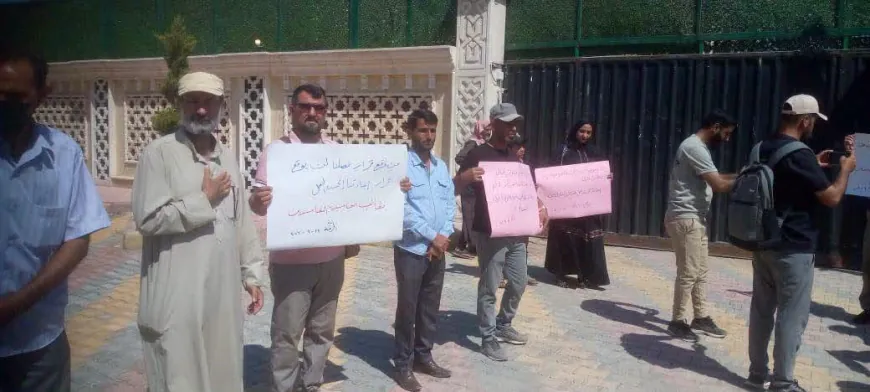 وقفة احتجاجية لموظفين مفصولين في الرقة للمطالبة بإعادتهم إلى العمل