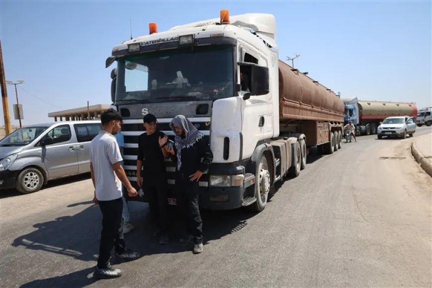 أهالي تل تمر يقطعون الطريق الدولي M4 احتجاجاً على تردّي الأوضاع المعيشية