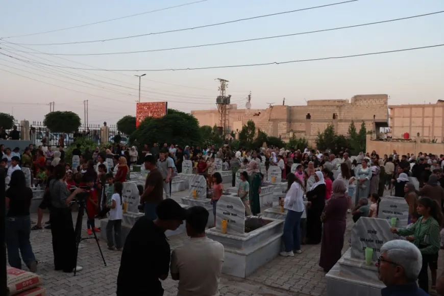 إشعال الشموع على أضرحة شهداء مجزرة كوباني