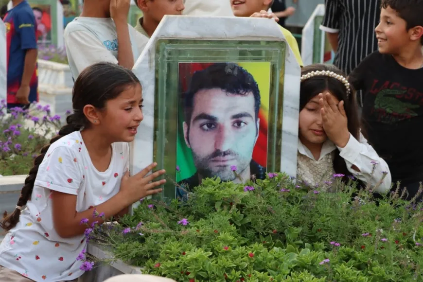 إشعال الشموع على أضرحة شهداء مجزرة كوباني