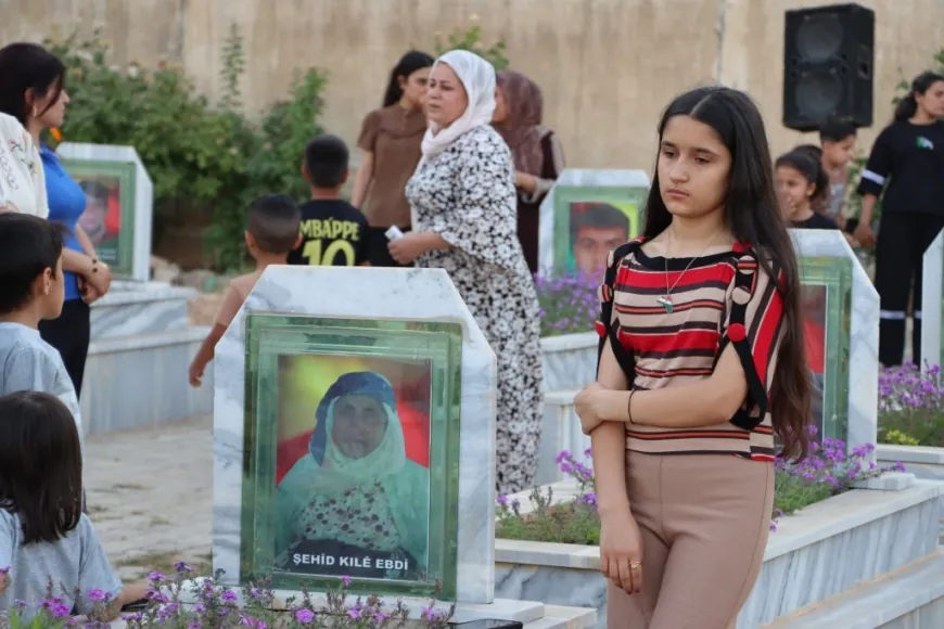 إشعال الشموع على أضرحة شهداء مجزرة كوباني