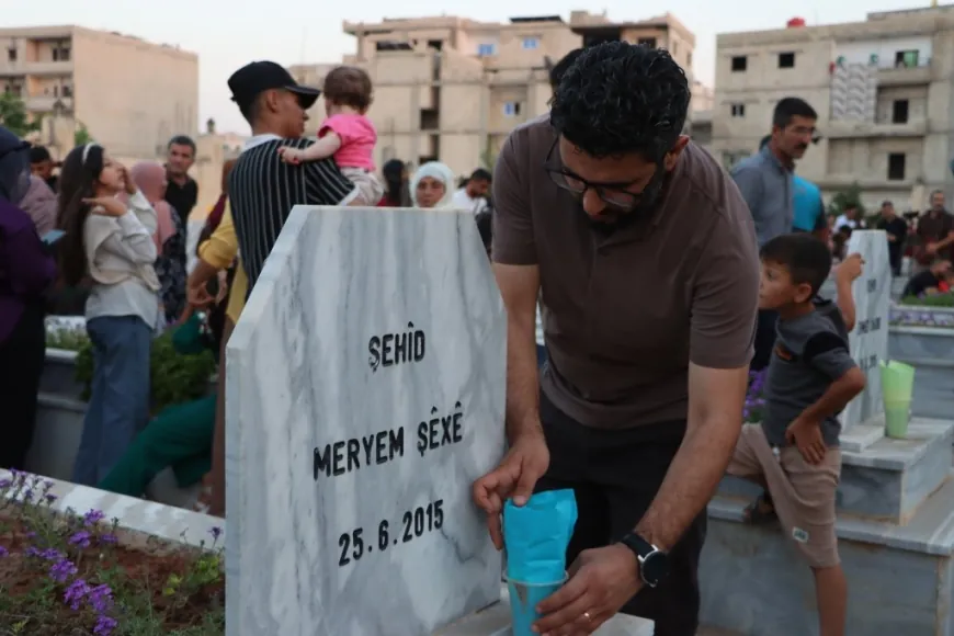 إشعال الشموع على أضرحة شهداء مجزرة كوباني