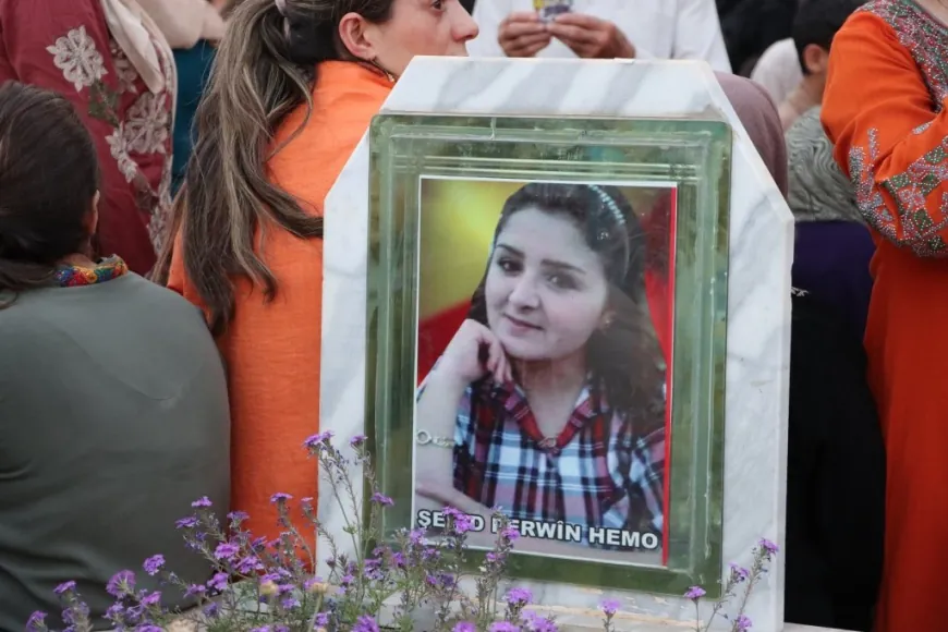 إشعال الشموع على أضرحة شهداء مجزرة كوباني