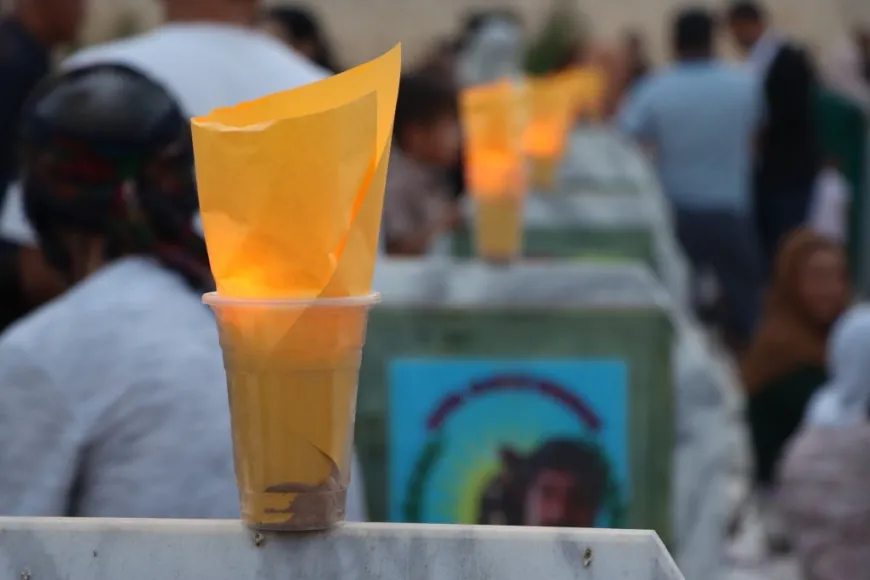 إشعال الشموع على أضرحة شهداء مجزرة كوباني