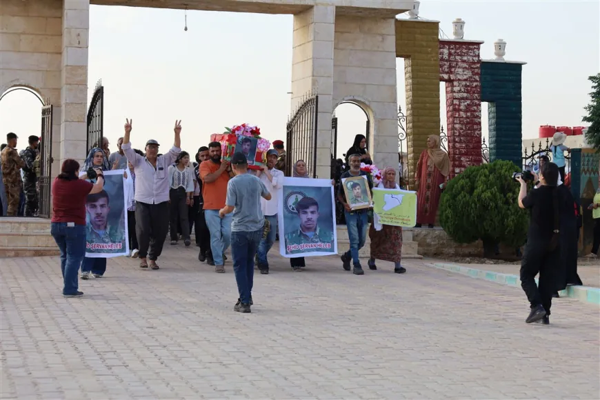 تشييع جثمان مقاتل من قوات تحرير عفرين في الحسكة