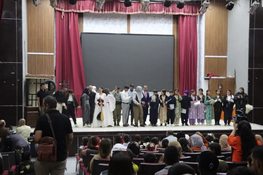 عرض مسرحية "فجر الحرية" في كوباني وسط حضور جماهيري واسع