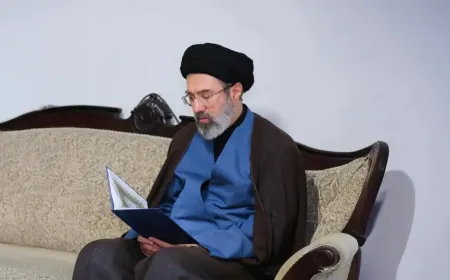 مجتبى خامنئي يتعهد بالثأر لمقتل والده 
