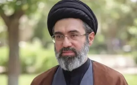 مجتبى خامنئي يدعو للوحدة ويتّهم واشنطن بنقض التعهدات