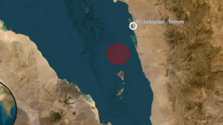 هجوم مجهول يستهدف سفينة شحن قرب الحديدة اليمنية