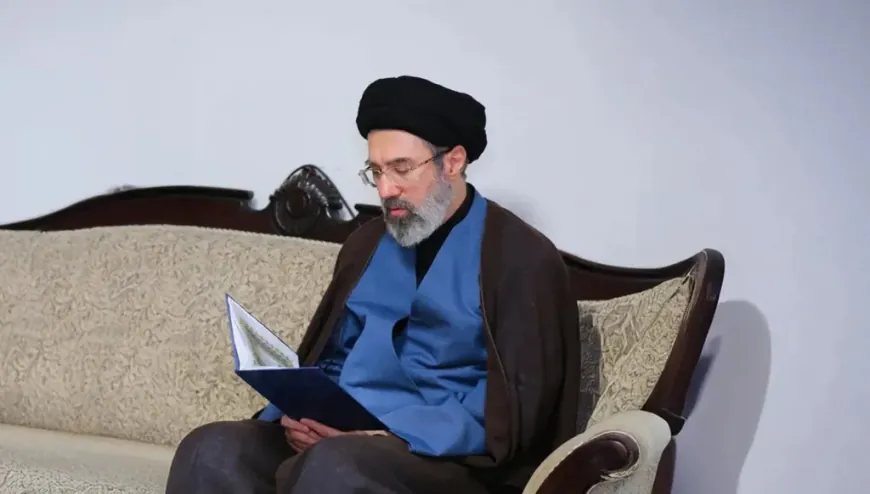 مجتبى خامنئي يتعهد بالثأر لمقتل والده 