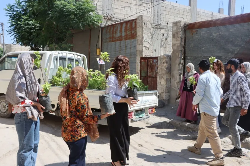 توزيع أشجار زينة في حي كانيا كوردا تخليداً لذكرى الشهيدة روجنك جودي
