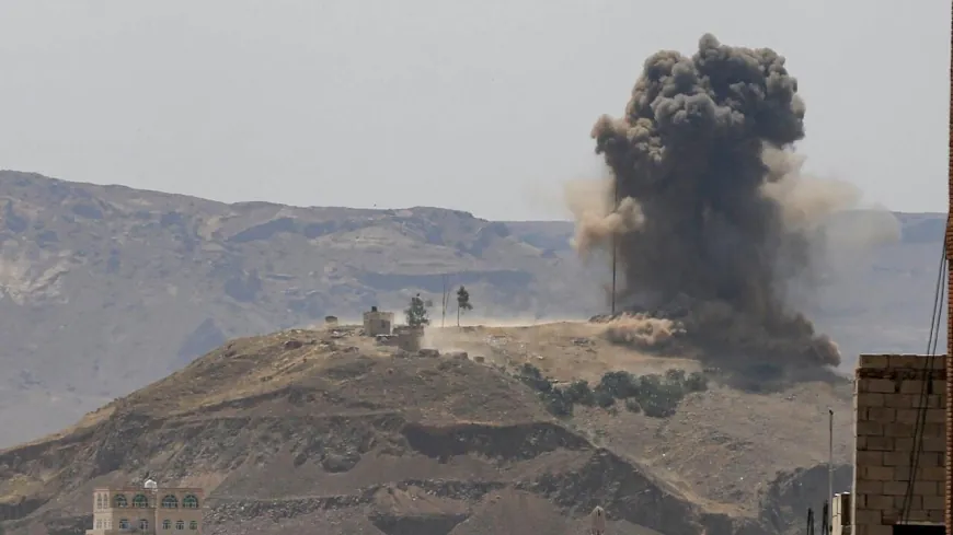 غارات على مطار صنعاء واتهامات متبادلة بين "الحوثيين" والحكومة اليمنية
