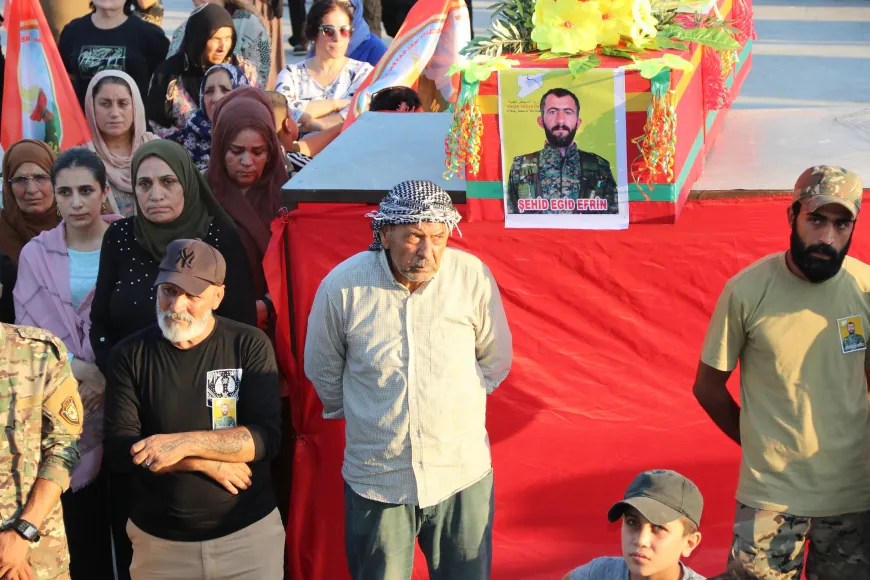 تشييع جثمان مقاتل من قوات سوريا الديمقراطية في قامشلو
