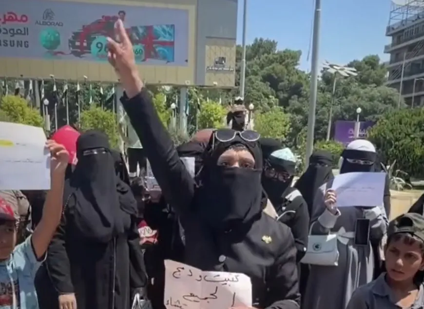 معلمون لم يشملهم "التثبيت" يحتجون في حلب
