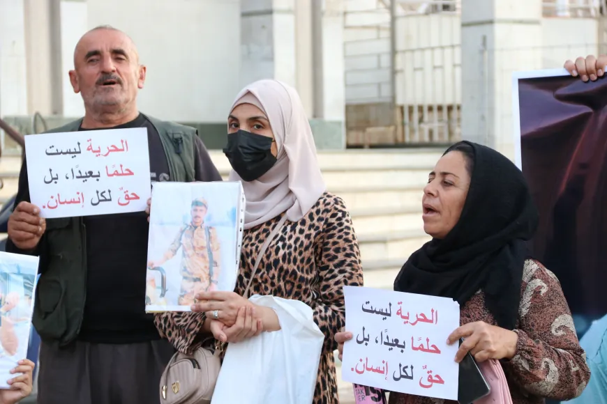 ذوو الأسرى في قامشلو يجددون مطالبهم بالإفراج عن أبنائهم