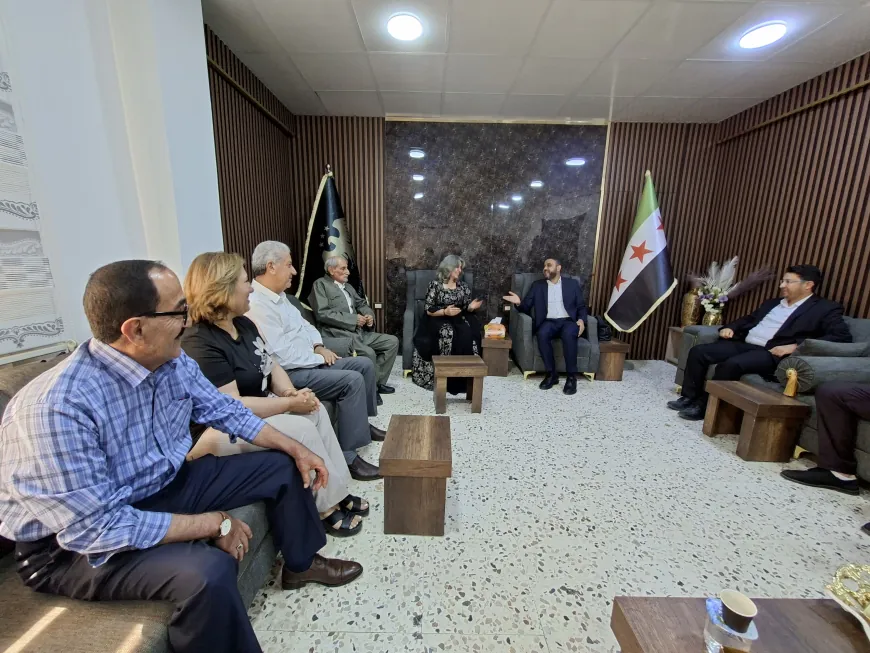 وفد من الشؤون السياسية بالحسكة يزور مديرة منطقة قامشلو لتهنئتها بمنصبها الجديد