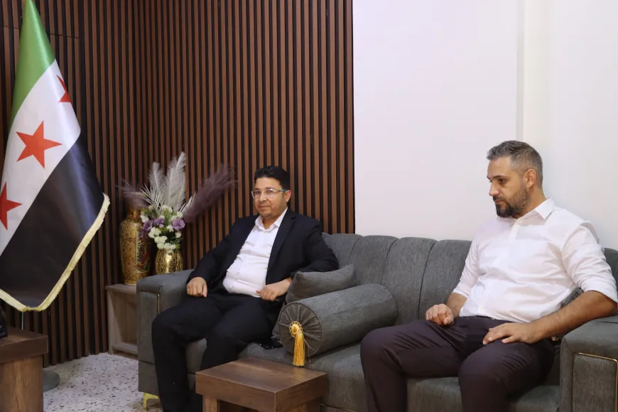 وفد من الشؤون السياسية بالحسكة يزور مديرة منطقة قامشلو لتهنئتها بمنصبها الجديد