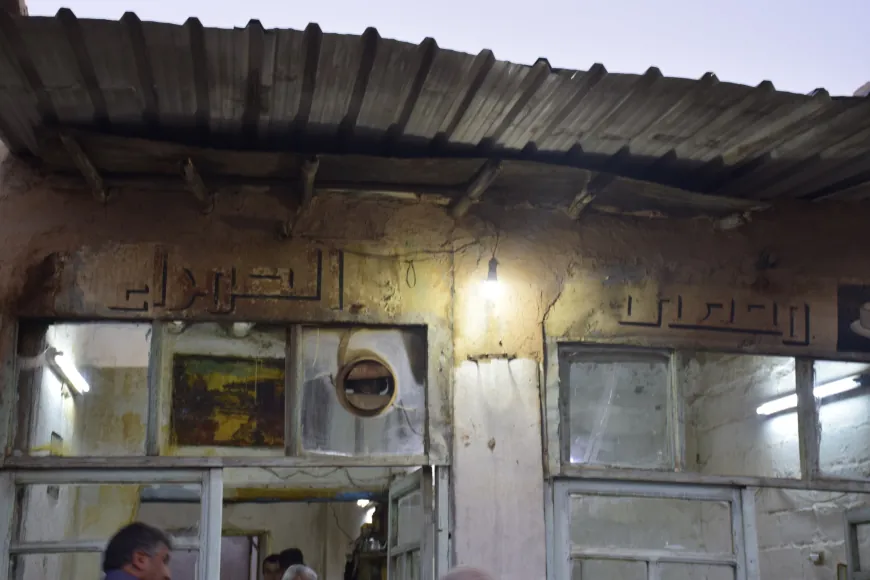 مقهى الحمراء يحافظ على مكانته كأحد أقدم المقاهي الشعبية في الدرباسية