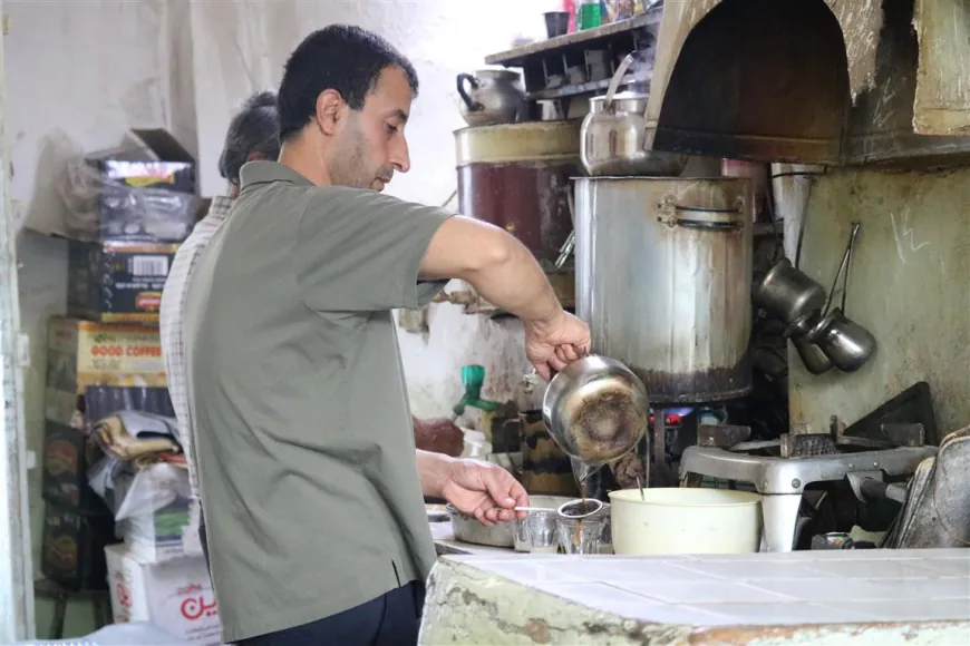 مقهى الحمراء يحافظ على مكانته كأحد أقدم المقاهي الشعبية في الدرباسية
