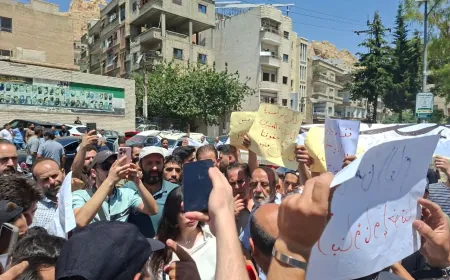 احتجاجات وإضراب تجاري في دمشق وريفها للمطالبة بالإفراج عن معتقلي عين منين