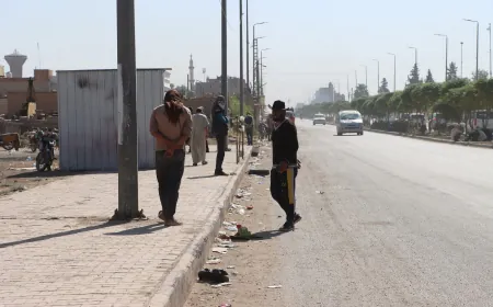 "ننتظر منذ الصباح".. يوميات عمال قامشلو بين قلة فرص العمل وغلاء المعيشة