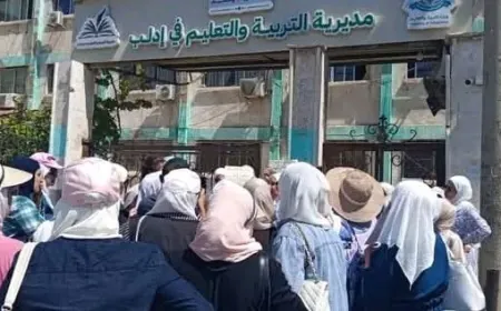 معلمو إدلب يحتجون للمطالبة بتجديد عقودهم