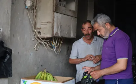 ببصيص من الرؤية.. مواطن يواجه الحياة بإرادة لا تعرف الاستسلام