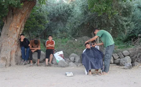 في ربوع الطبيعة.. شاب يمنح أطفال قريته ابتسامة وحلاقة مجانية