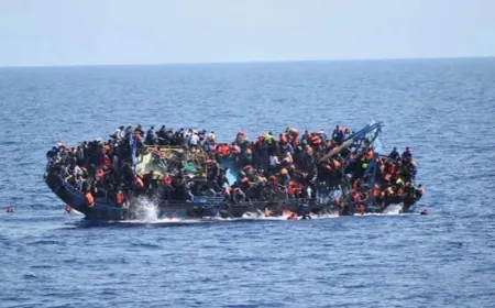 فقدان سبعة أشخاص لحياتهم وإنقاذ 50 آخرين إثر غرق زورق قبالة سواحل ليبيا