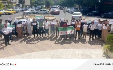معلمون مفصولون من الرقة يحتجون أمام وزارة التربية في دمشق للمطالبة بإعادتهم إلى العمل
