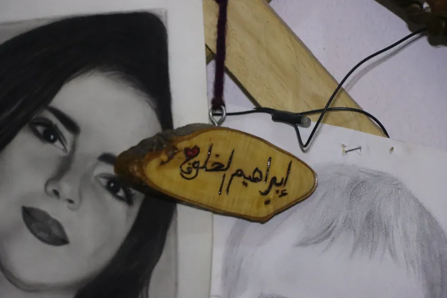 بين الخشب والألوان.. شابة تحوّل موهبتها إلى مشروع ناجح