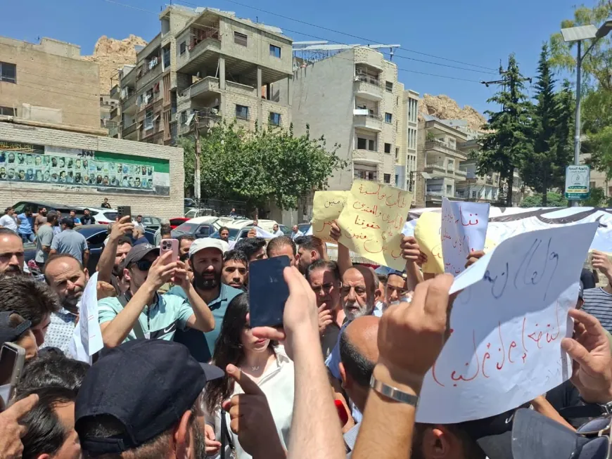 احتجاجات وإضراب تجاري في دمشق وريفها للمطالبة بالإفراج عن معتقلي عين منين