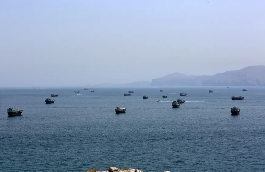 مصدر إيراني ينفي إعادة فتح مضيق هرمز