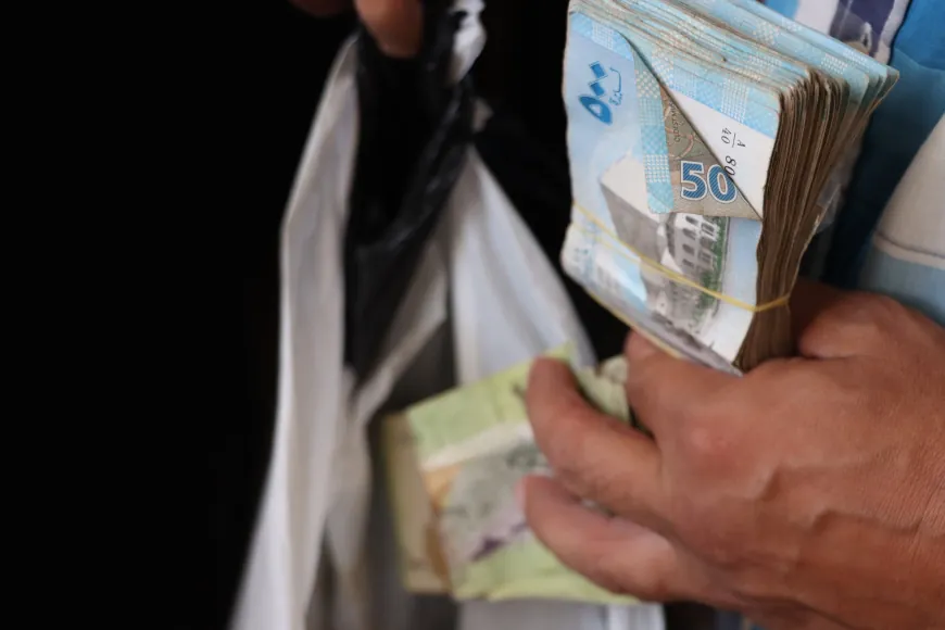 فوضى استبدال العملة في قامشلو.. عدم توفر الإصدار الجديد يفاقم معاناة المواطنين
